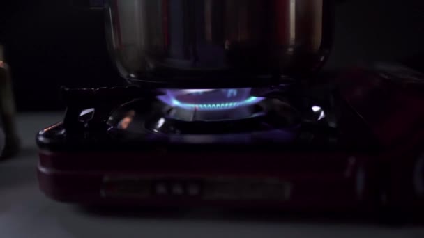 在厨房的炉灶上 用平底锅右拍平底锅 — 图库视频影像