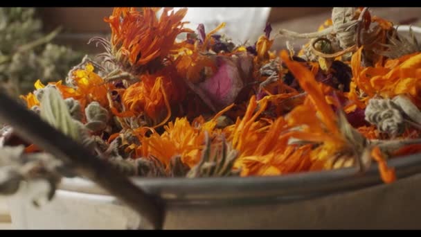 Крупним Планом Збільшити Сухі Їстівні Квіти Апельсиновими Пелюстками — стокове відео
