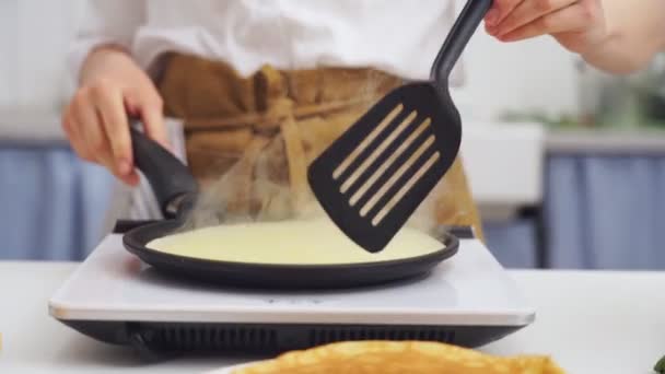 Cozinheiro Profissional Anônimo Lançando Panqueca Massa Uma Frigideira Com Uma — Vídeo de Stock