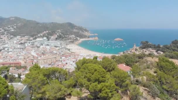 Hermosa Costa Rocosa Con Playa Barcos — Vídeo de stock