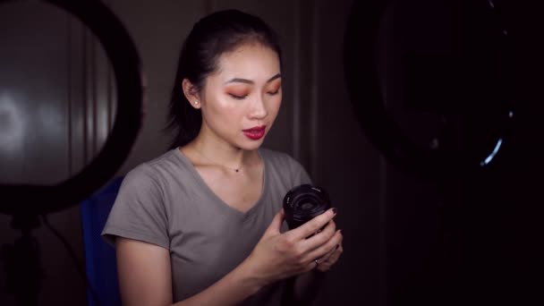 美丽的亚洲年轻博主制作内容的镜头 — 图库视频影像