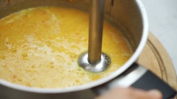 Evde Öğle Yemeği Hazırlıkları Sırasında Havuç Suyla Bezelye Püresi Yapmak — Stok video