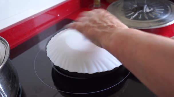 用盘子翻动煎蛋卷并把它翻过来煮另一面的过程的特写 — 图库视频影像