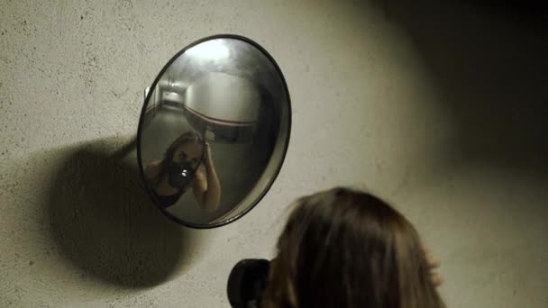 Mujer Máscara Respiratoria Mirando Espejo Edificio Del Hotel — Vídeo de stock
