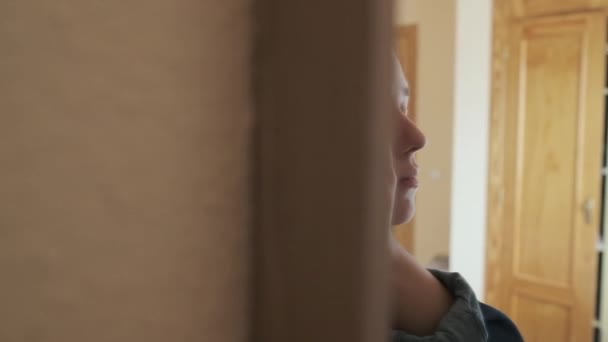 マスカラを塗ったイヤホンを持つ若い女性 — ストック動画