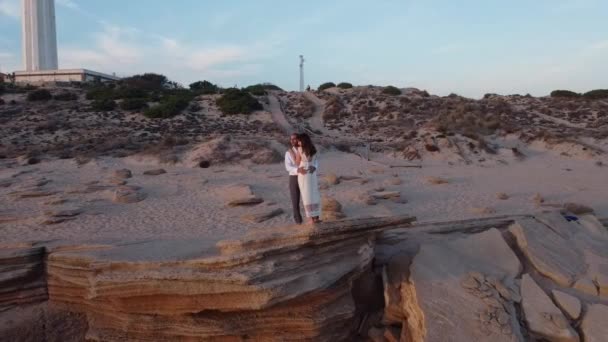 Pan Rond Drone Uitzicht Van Gelukkige Liefdevolle Pasgetrouwde Paar Trouwkleding — Stockvideo