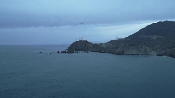 Van Boven Drone Uitzicht Ruwe Rotsachtige Kliffen Turquoise Kabbelend Oceaanwater — Stockvideo