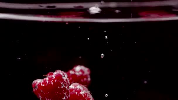Крупним Планом Знімок Свіжої Стиглої Червоної Малини Кидають Прозорій Прозорій — стокове відео