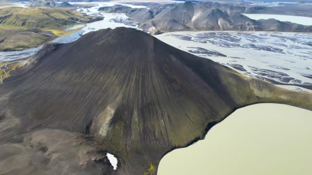 Van Boven Zoomen Drone Uitzicht Majestueuze Riviermonding Gelegen Bergvallei Hooglanden — Stockvideo