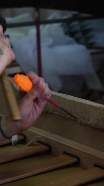 전통적인 조이너리에서 가구를 만드는 스크류 드라이버와 망치와 익명의 — 비디오
