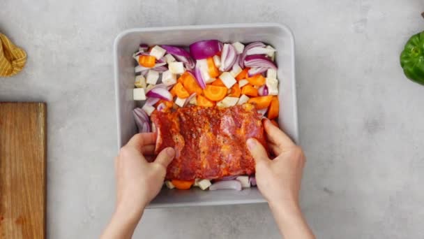 许多匿名家庭主妇在家里的厨房里做饭时 会把腌制好的排骨放在一堆切好的胡萝卜和葱葱上 — 图库视频影像
