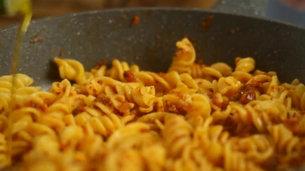 Smakelijk Vers Gekookte Fuzzily Pasta Met Tomatensaus Van Koekenpan Tot — Stockvideo