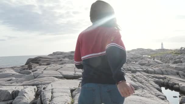 Blick Zurück Auf Anonyme Touristin Die Rauer Steinküste Gegen Grauen — Stockvideo