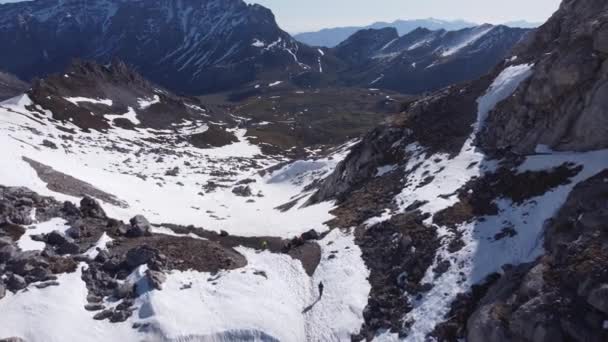 西班牙冬季 一群难以辨认的人在皮科斯德欧罗巴山上的雪坡上漫步 — 图库视频影像