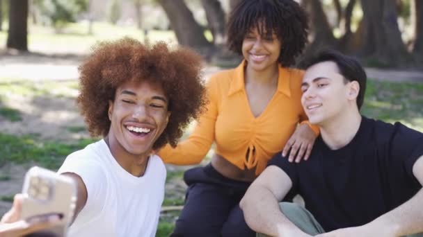 Glückliche Multiethnische Freunde Lässiger Kleidung Lächeln Und Machen Selbstporträts Auf — Stockvideo