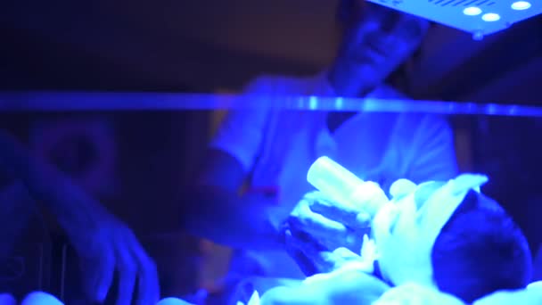 Vista Lateral Mulher Colheita Que Carrega Mão Recém Nascido Minúsculo — Vídeo de Stock