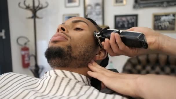 アフリカ系アメリカ人の顧客をグルーミング匿名のヘアスタイリストのクローズアップビュー — ストック動画
