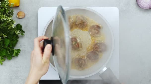 Elektrikli Fırında Köfte Pişirirken Mutfakta Resepsiyonda Anonim Birinin Tavayı Kapakla — Stok video