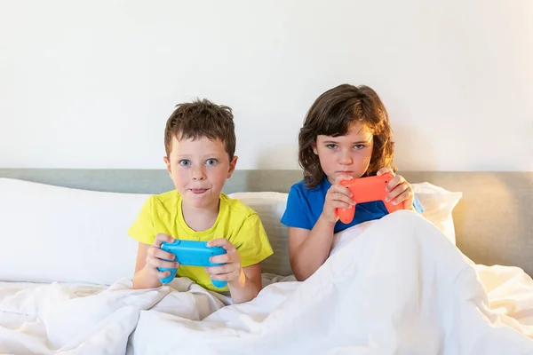 Fratelli Concentrati Con Gamepad Giocare Interessante Videogioco Mentre Seduti Insieme — Foto Stock