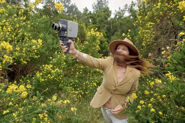 Glimlachende Slanke Vrouw Casual Kleding Hoed Wandelen Met Oude Videocamera — Stockfoto