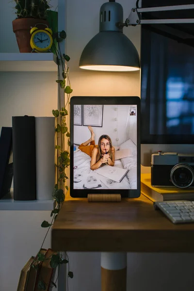 Young Girl Thinking Something Some Draws Her Bed Video Call — Stock Photo, Image