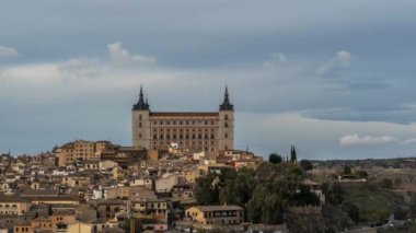 İspanya 'nın Alcazar de toledo şehrinde, bulutlu gökyüzüne karşı ortaçağ evleri ve kaleleri olan eski şehir manzarası