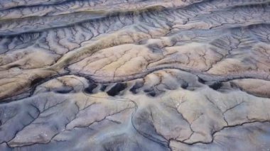 Amerika Birleşik Devletleri Utah 'taki kum taşı kayalıklarının sert yüzeyi ile vahşi dağlık vadinin havadan manzarası.