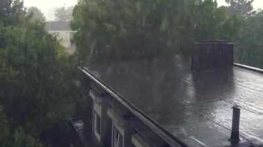 Evin çatısına yağmur yağıyor..
