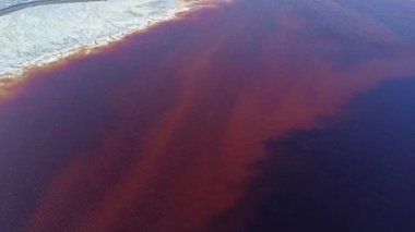 Güneşli bir günde Minas de Riotinto kasabasındaki maden parkındaki renkli nehirlerin ve kumlu arazilerin nefes kesici insansız hava aracı görüntüsü