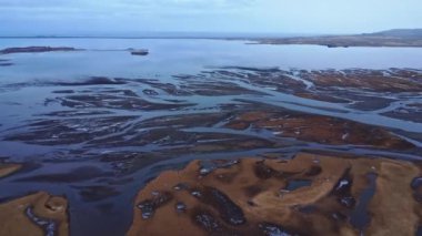 İzlanda 'nın kırsal kesimindeki vadide akan nehir haliçlerinin insansız hava aracı görüntüsünden.