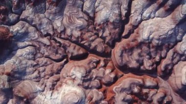 Utah 'ta güneşli bir günde Long Dong Silver' daki kayalık oluşumların renkli kaba yüzeyinin hava görüntüsü.