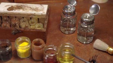Yukarıdaki ahşap masadan vernik boya ve yağ karıştırma palet ve keman atölyesinde Luthier