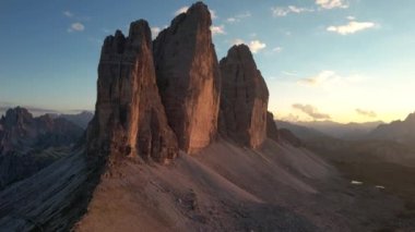 Dolomite Alpleri 'ndeki Tre Cime di Lavaredo kayalık tepelerinin muhteşem hava manzarası İtalya' daki bulutlu mavi günbatımı gökyüzüne karşı.