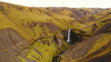 İzlanda 'da güzel bir şelale, doğa