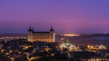 İspanya 'nın başkenti Alcazar de toledo' da şehrin üzerine inşa edilmiş ortaçağ şatosunun muhteşem manzarasından.
