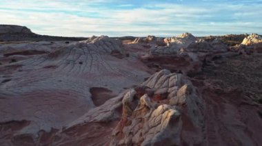 Arizona 'da günbatımı gökyüzünün altındaki Vermilion Cliffs Ulusal Anıtı' nın Beyaz Cebi 'ndeki pürüzsüz kumtaşı tepelerinin muhteşem hava manzarası.