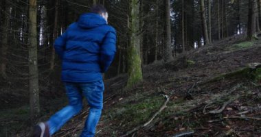 Ormanda yürüyen adam