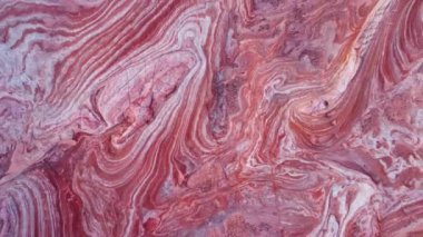 Amerika Birleşik Devletleri 'nde eğri şekilli Vermilion Cliffs Ulusal Anıtı' ndaki sıradışı tepelerin soyut arka planının insansız hava aracı görüntüsü