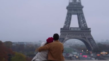 Paris 'te aşık bir çift 