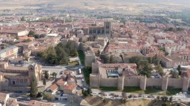 Yazın güneşli caddelerdeki tarihi evlerin ve sarayların insansız hava aracı manzarası yukarıdan bakıldığında