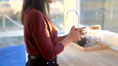 Genç çift mutfakta aşık.