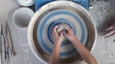 Çamur çömlek yapan kadının görüntüleri.