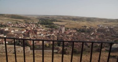 Dağlık bölgede taş yerleşim yerleri bulunan antik şehrin muhteşem manzarası.