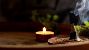 Tütsü konisi ve çay mumlarını ahşap tepside yakma kompozisyonu. Oryantal çaydanlık rahatlama ve meditasyon için hazırlanıyor.