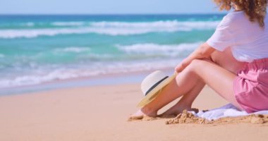 genç güzel kadın sahilde rahatlatıcı