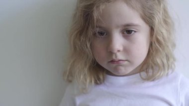 Üzgün küçük kız. mutsuz kız.