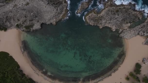 Вид Воздуха Песчаный Тропический Пляж Playa Mar Chiquita Скалистом Побережье — стоковое видео