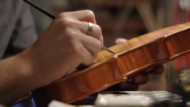 Artesano Adulto Irreconocible Recortado Sentado Mesa Luthiery Coloreando Violín Madera — Vídeo de stock