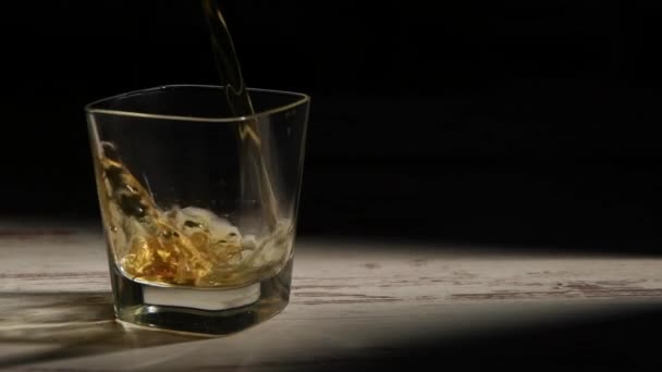 Person Füllt Transparentes Glas Mit Bourbon Auf Holztisch Strahlen Vor — Stockvideo