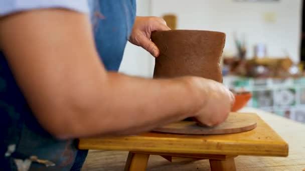 陶器のジャグに粘土で作った女性の映像を閉じる — ストック動画